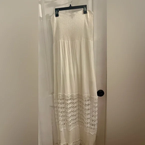 Justify White Maxi Dress with cutout lace size large - Picture 7 of 7